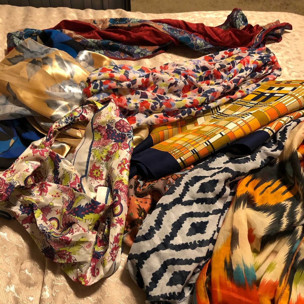 Lot of nine scarves